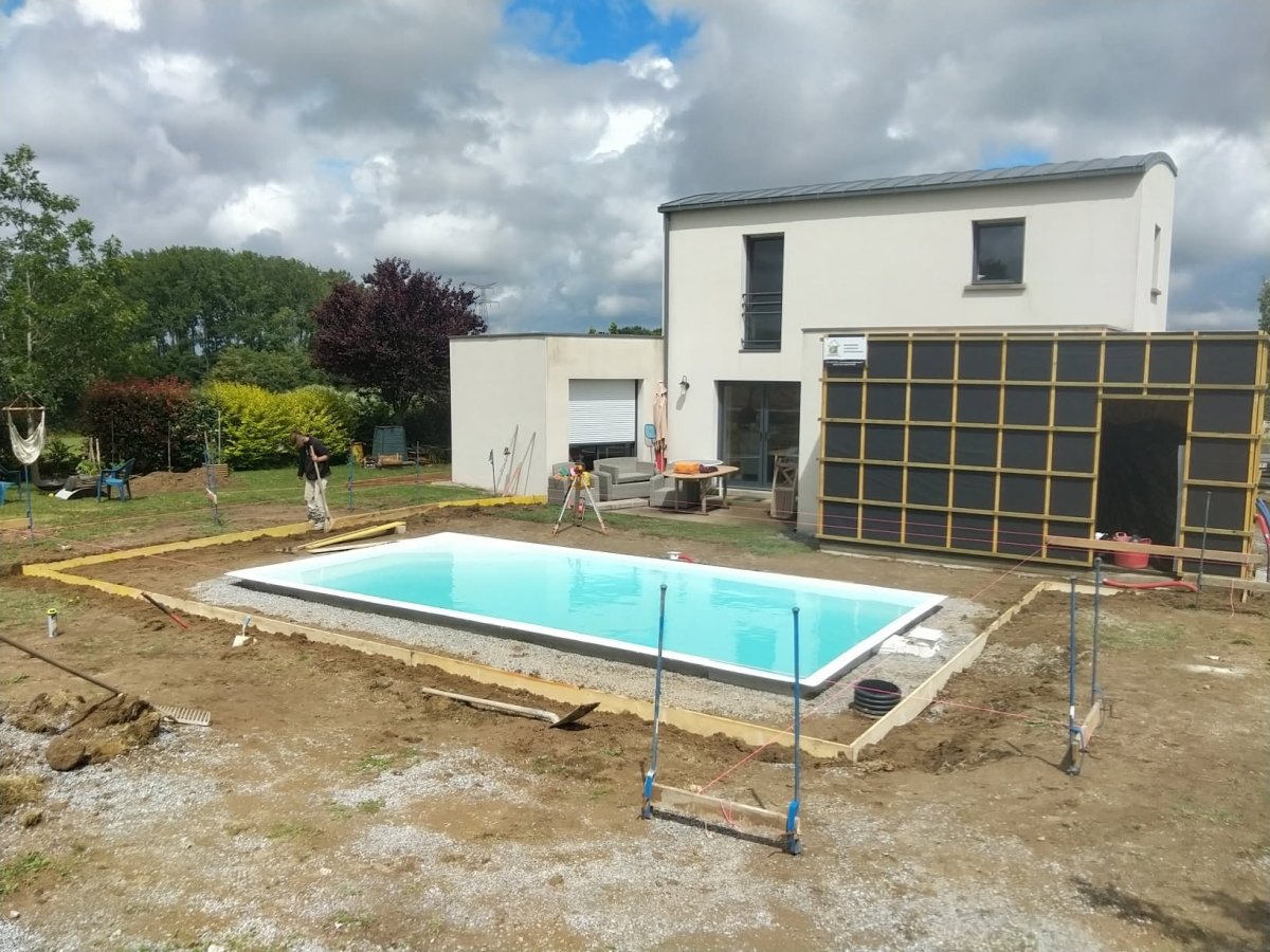 Avant — Réalisation d’une terrasse béton autour d’une piscine