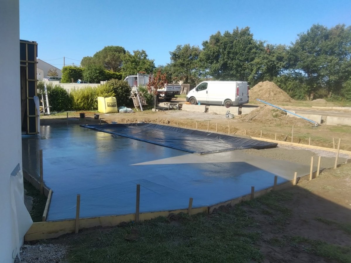 Réalisation d’une terrasse béton autour d’une piscine — La Mothe Achard