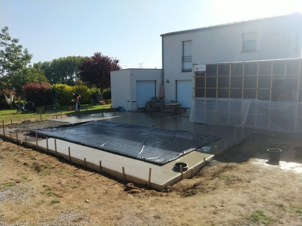 Réalisation d’une terrasse béton autour d’une piscine — La Mothe Achard