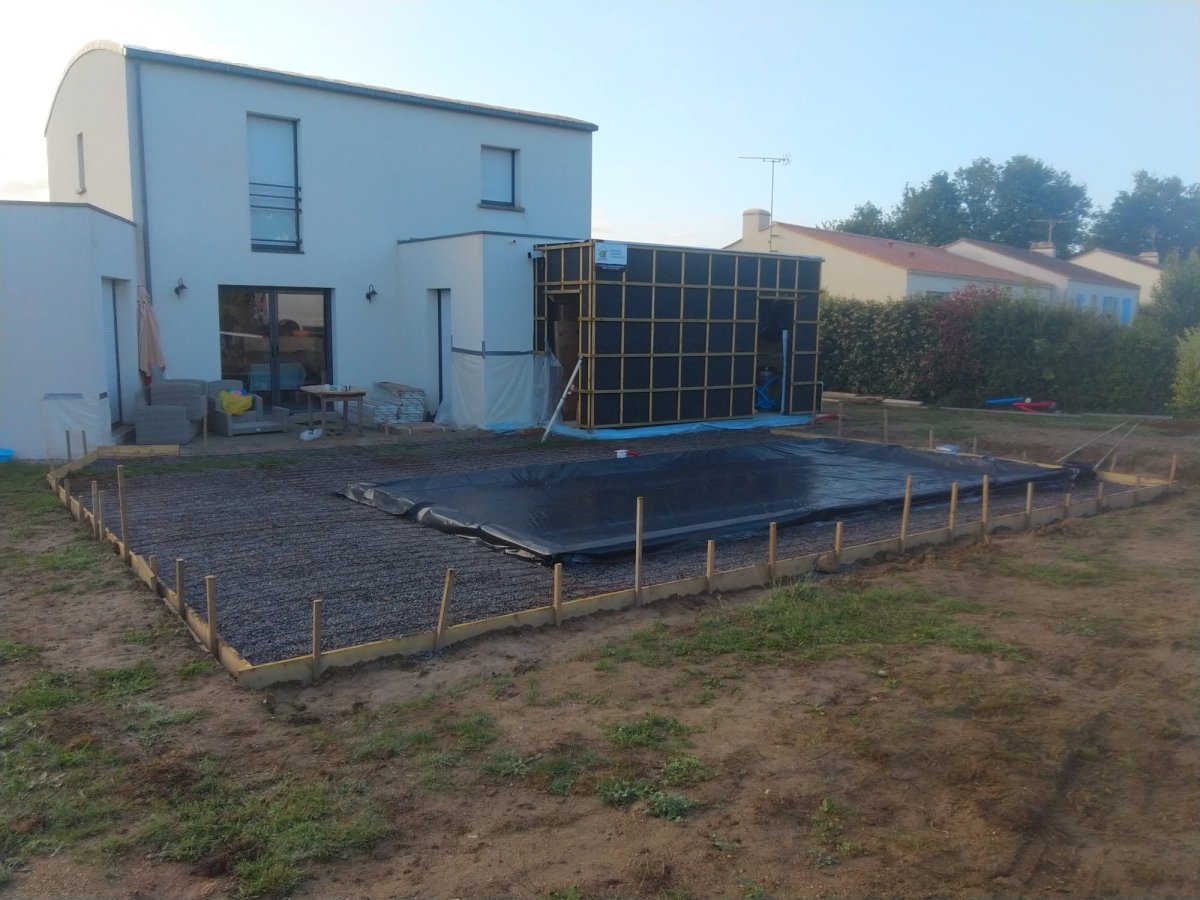 Réalisation d’une terrasse béton autour d’une piscine — La Mothe Achard