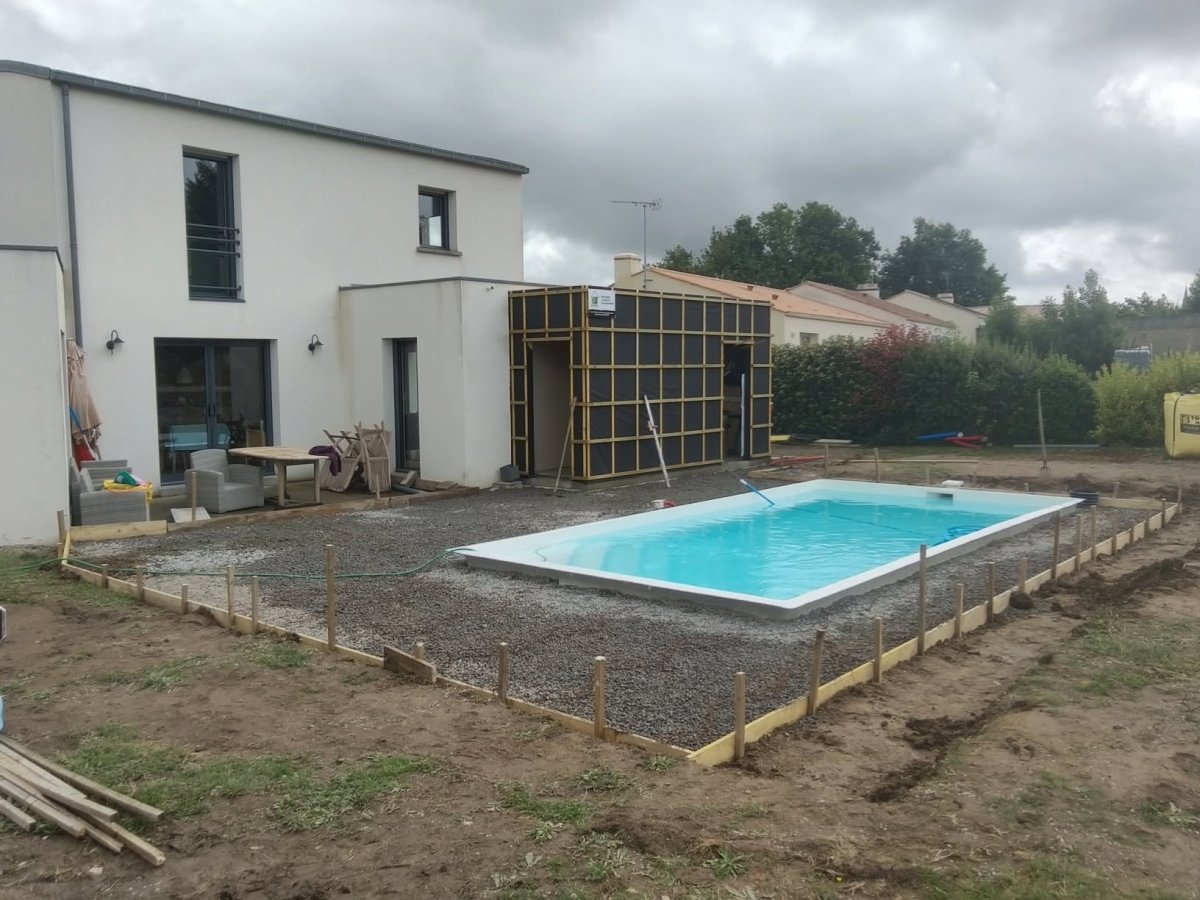 Réalisation d’une terrasse béton autour d’une piscine — La Mothe Achard