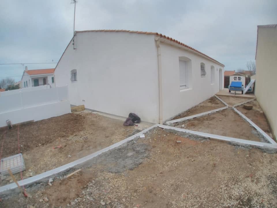 Aménagement extérieur en micro-béton désactivé jaune aux Sables-d’Olonne — Les Sables-d’Olonne