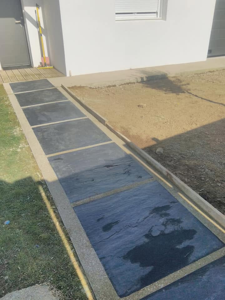 Aménagement extérieur en micro-béton désactivé jaune aux Sables-d’Olonne — Les Sables-d’Olonne