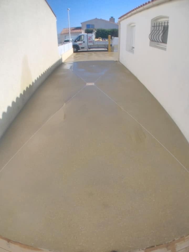 Aménagement extérieur en micro-béton désactivé jaune aux Sables-d’Olonne — Les Sables-d’Olonne