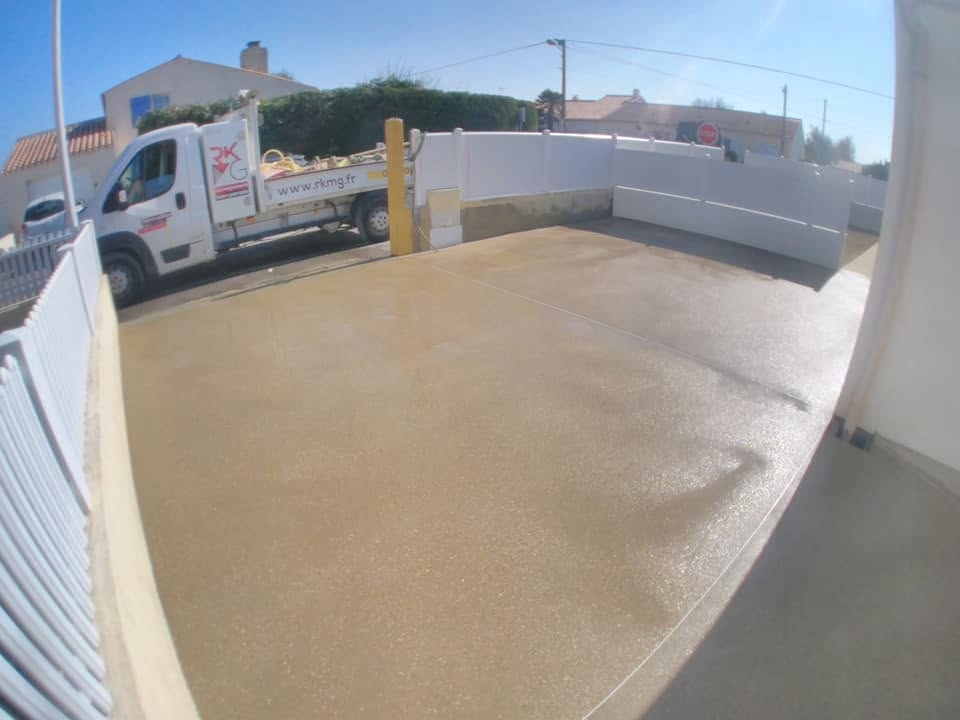Aménagement extérieur en micro-béton désactivé jaune aux Sables-d’Olonne — Les Sables-d’Olonne