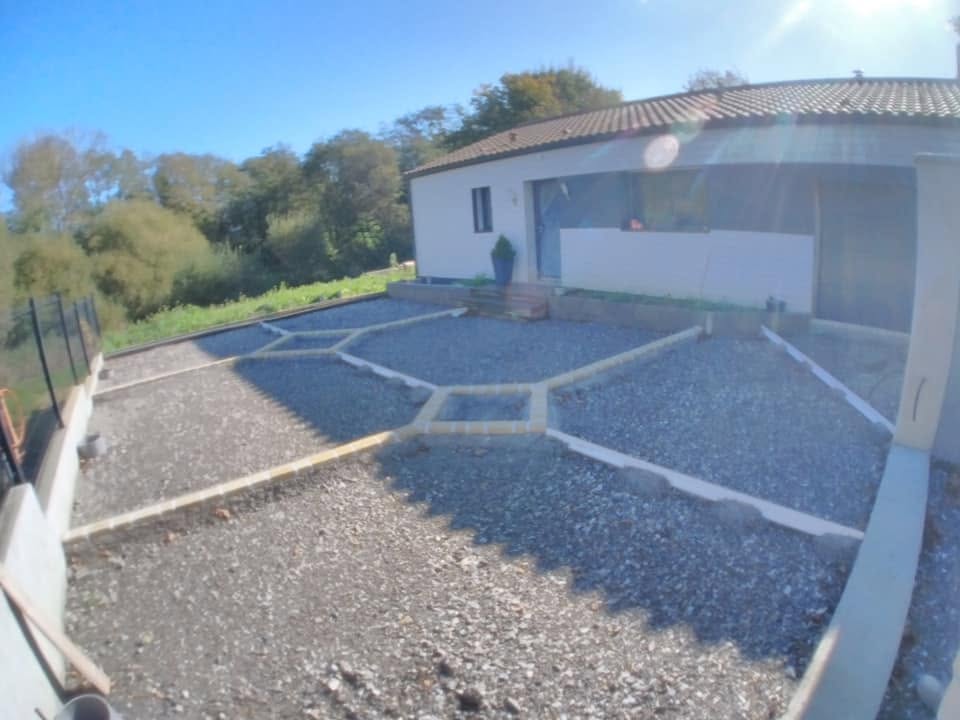 Aménagement extérieur en béton désactivé noir à Sainte-Foy — Sainte-Foy