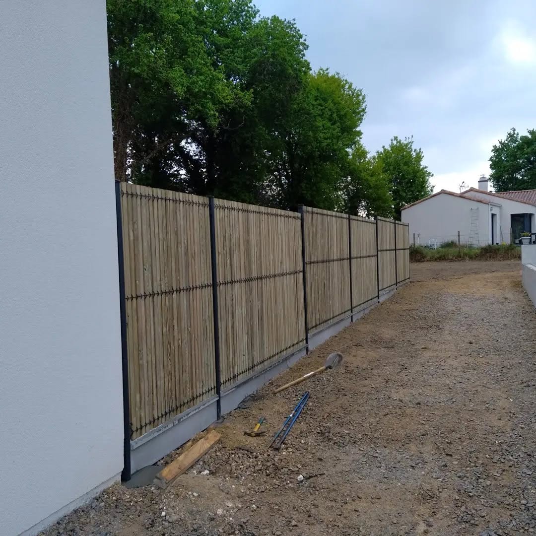 Création d’une clôture rigide avec muret et portail coulissant à Landeronde — La Roche-sur-Yon