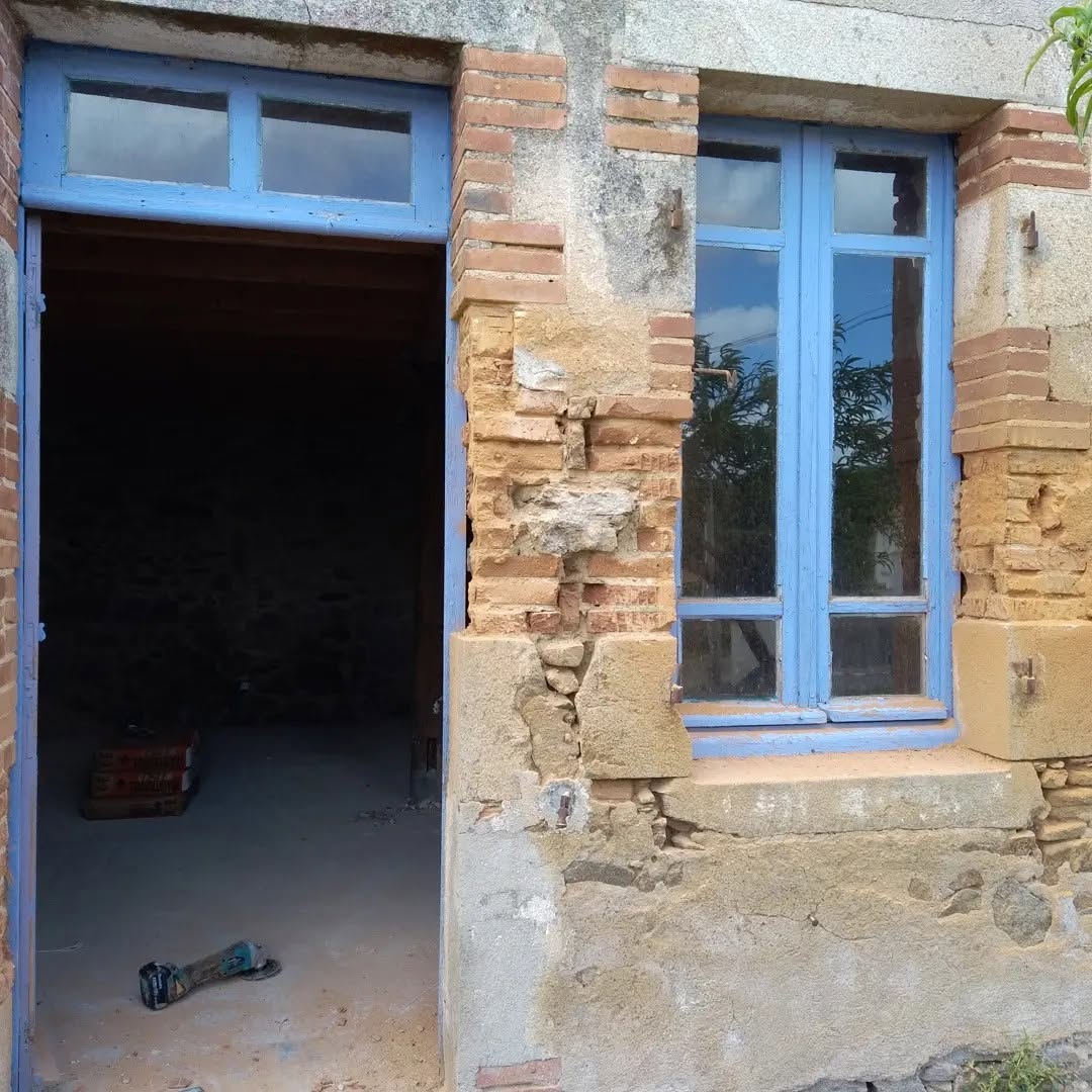 Avant — Reprise de jambages en briques sur un bâti ancien à Landeronde