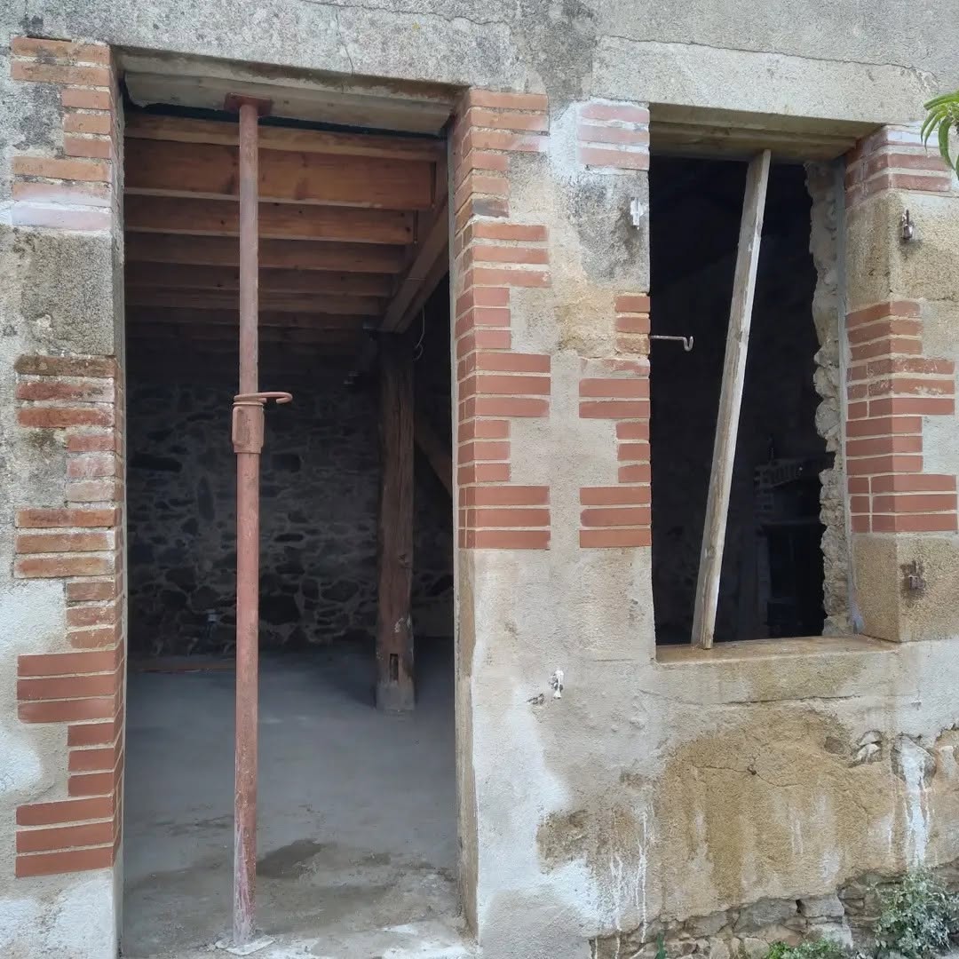 Reprise de jambages anciens en briques sur un bâtiment à Landeronde