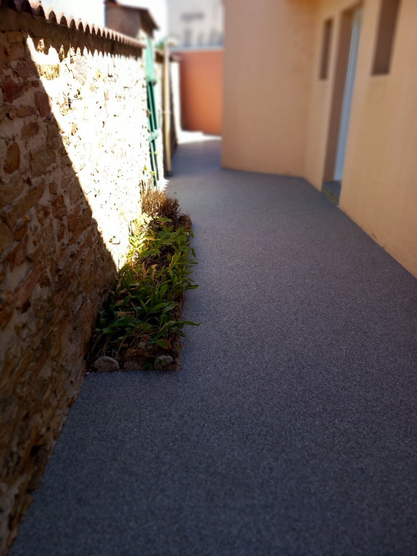 Terrasse en tapis de pierre — granulats liés à la résine