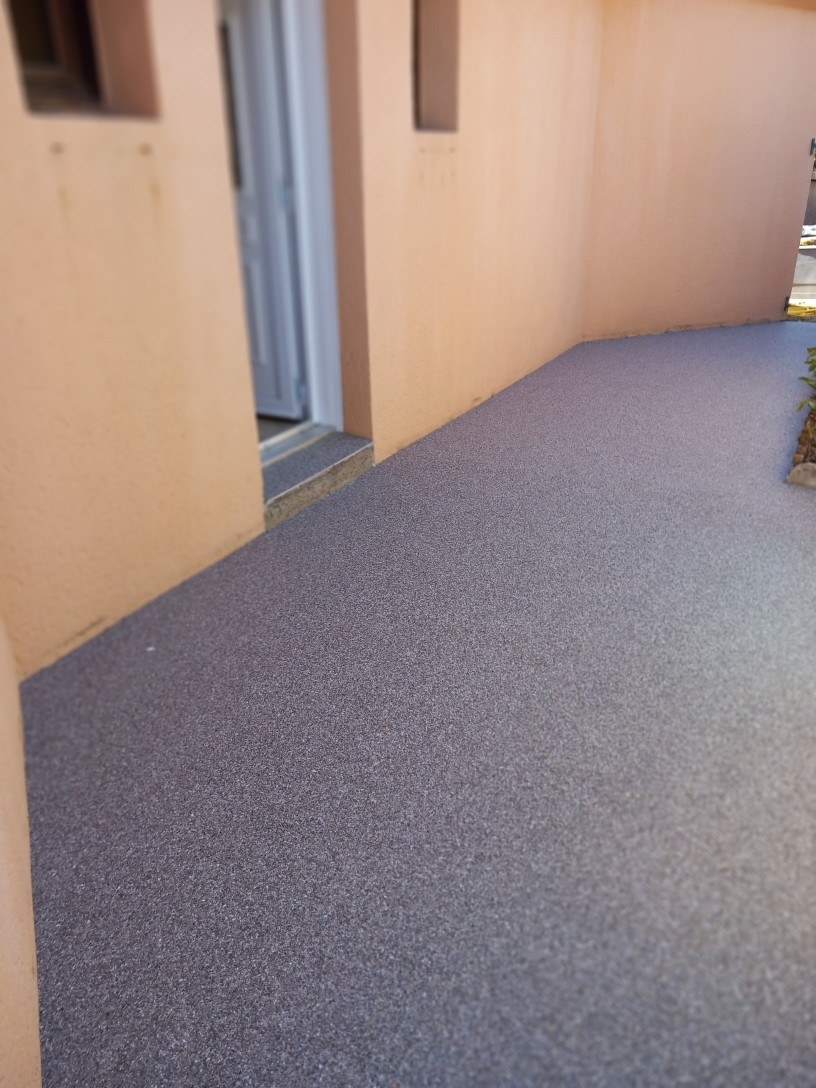Entrée de maison recouverte d'un tapis de pierre