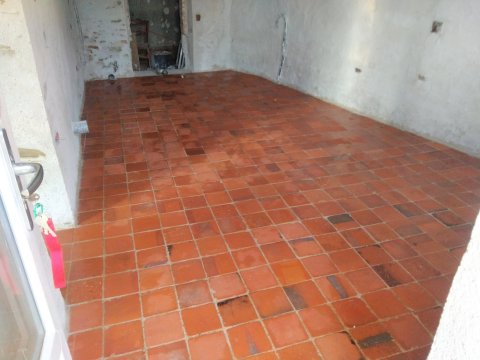 Pose de tomettes rouges dans une longère
