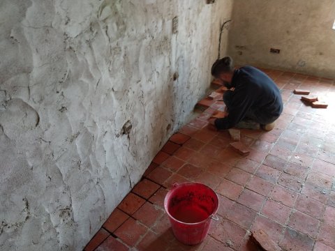 Pose de tomettes rouges dans une longère