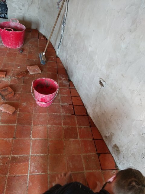 Pose de tomettes rouges dans une longère