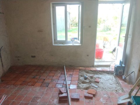 Pose de tomettes rouges dans une longère