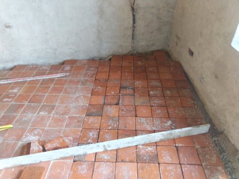 Pose de tomettes rouges dans une longère