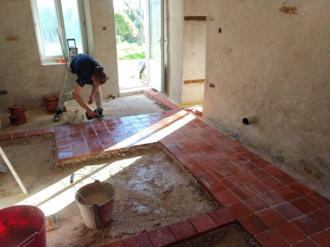 Pose de tomettes rouges dans une longère