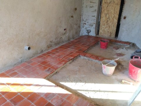 Pose de tomettes rouges dans une longère