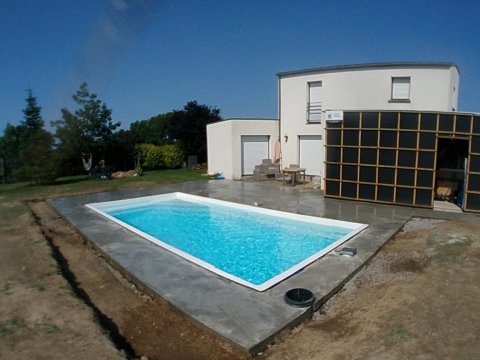 Réalisation d’une terrasse béton autour d’une piscine