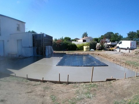 Réalisation d’une terrasse béton autour d’une piscine