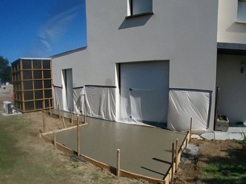Réalisation d’une terrasse béton autour d’une piscine