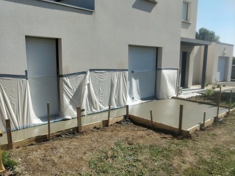 Réalisation d’une terrasse béton autour d’une piscine