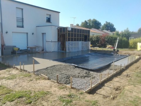 Réalisation d’une terrasse béton autour d’une piscine