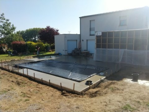 Réalisation d’une terrasse béton autour d’une piscine