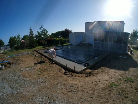 Réalisation d’une terrasse béton autour d’une piscine
