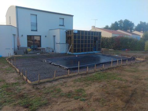 Réalisation d’une terrasse béton autour d’une piscine