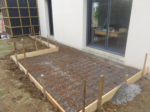 Réalisation d’une terrasse béton autour d’une piscine