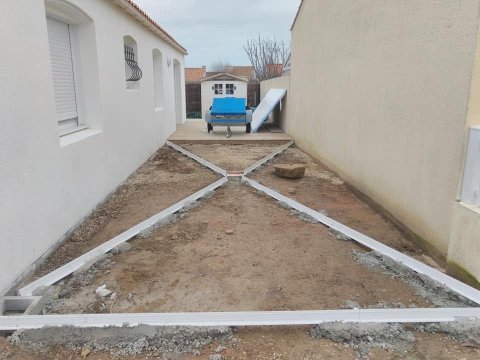 Aménagement extérieur en micro-béton désactivé jaune aux Sables-d’Olonne