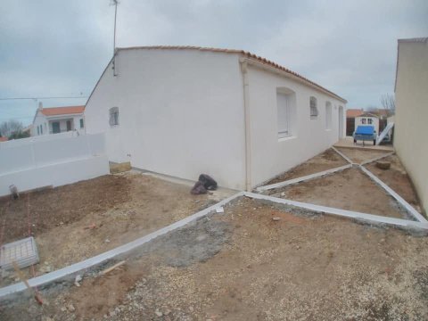 Aménagement extérieur en micro-béton désactivé jaune aux Sables-d’Olonne