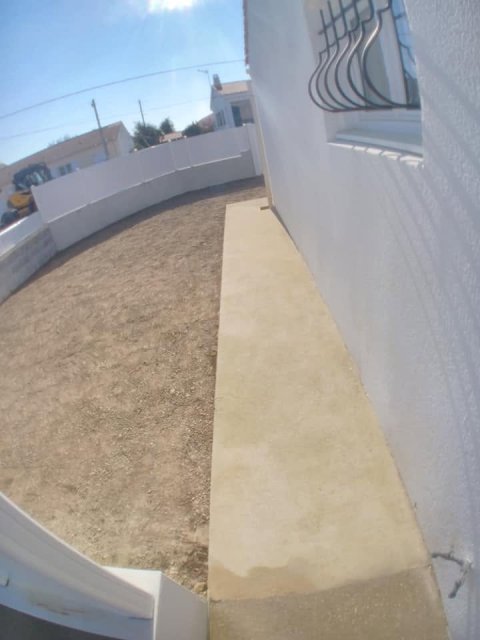 Aménagement extérieur en micro-béton désactivé jaune aux Sables-d’Olonne