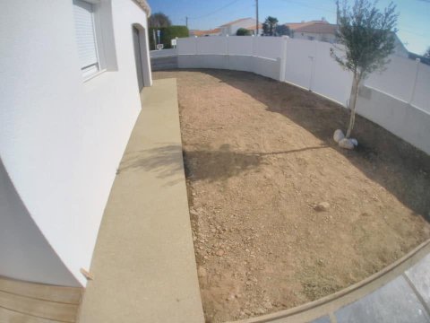 Aménagement extérieur en micro-béton désactivé jaune aux Sables-d’Olonne