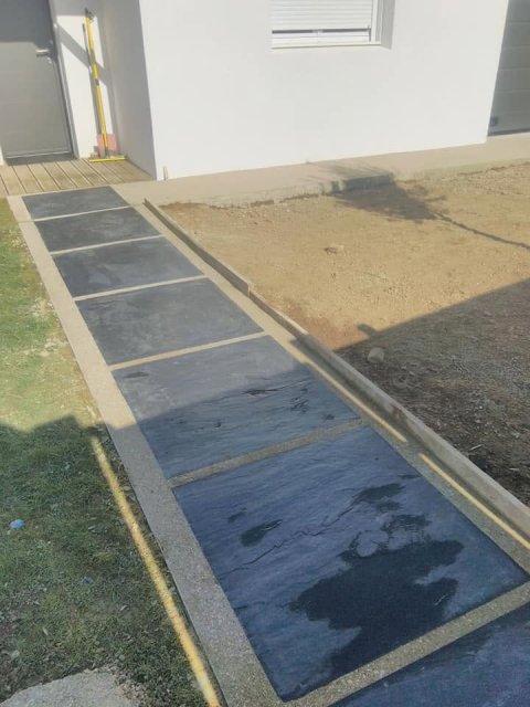 Aménagement extérieur en micro-béton désactivé jaune aux Sables-d’Olonne