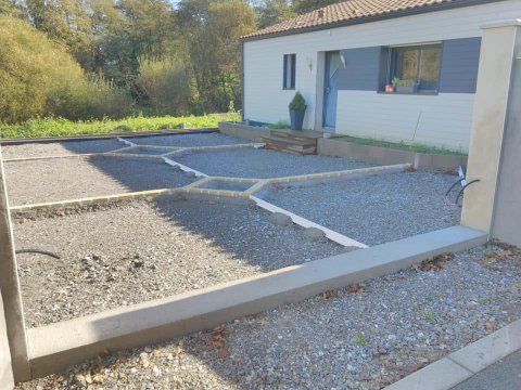 Aménagement extérieur en béton désactivé noir à Sainte-Foy