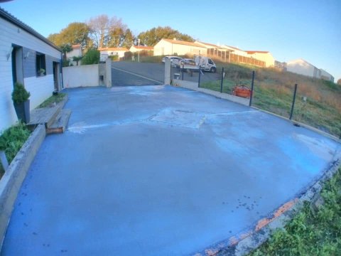 Aménagement extérieur en béton désactivé noir à Sainte-Foy