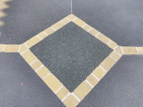 Aménagement extérieur en béton désactivé noir à Sainte-Foy