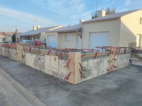 Reprise d’un muret de clôture et aménagement extérieur