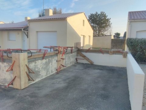 Reprise d’un muret de clôture et aménagement extérieur