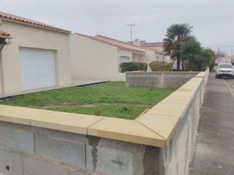 Reprise d’un muret de clôture et aménagement extérieur