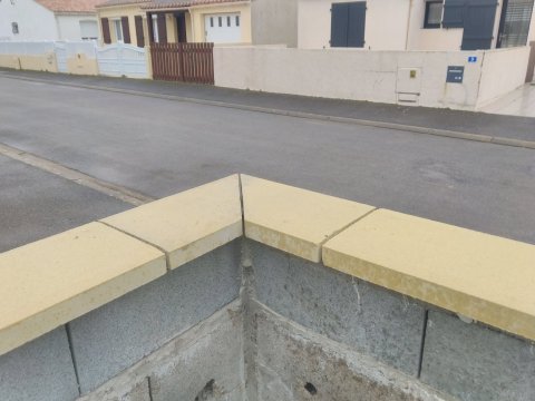 Reprise d’un muret de clôture et aménagement extérieur