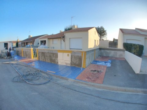 Reprise d’un muret de clôture et aménagement extérieur