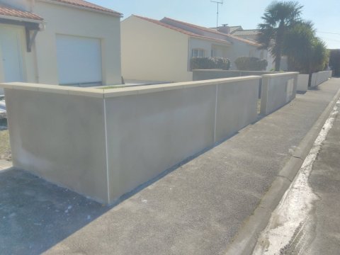 Reprise d’un muret de clôture et aménagement extérieur