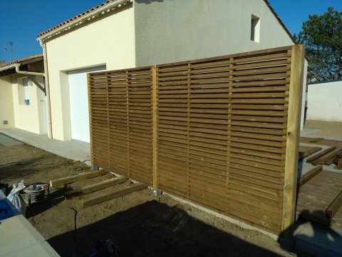 Reprise d’un muret de clôture et aménagement extérieur