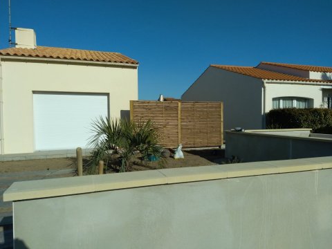Reprise d’un muret de clôture et aménagement extérieur