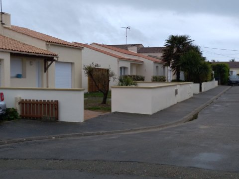 Reprise d’un muret de clôture et aménagement extérieur