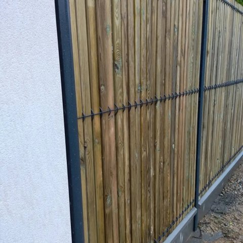 Création d’une clôture rigide avec muret et portail coulissant à Landeronde