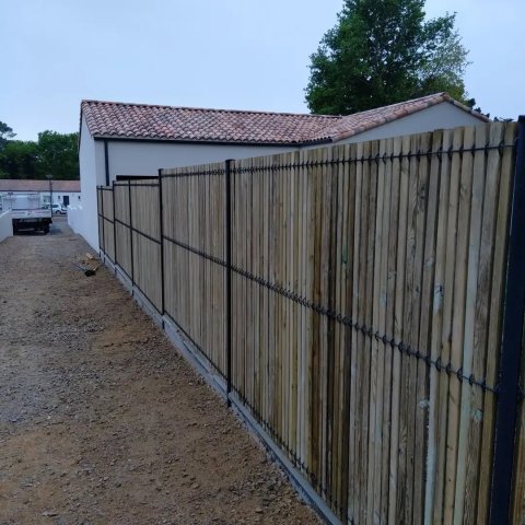 Création d’une clôture rigide avec muret et portail coulissant à Landeronde